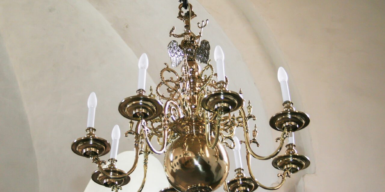 9 Kirchengemeinde Hohenkirchen- Restaurierung von mehreren Barockleuchters aus dem 17. Jahrhundert.Bekrönung Zeus auf dem Adler hier mit Dreizack und Blitzbündel