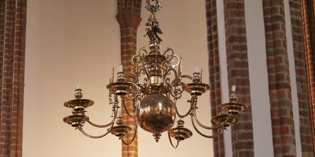 11__kirchengemeinde_spandau-_komplett_restaurierter_barockleuchter_1651_norddeutsch_8_arme_in_1_etage_h_ca._90_cm_d_ca._97_cm_bekrnung_zeus_auf_demadler_messingguss_hochglanz_po