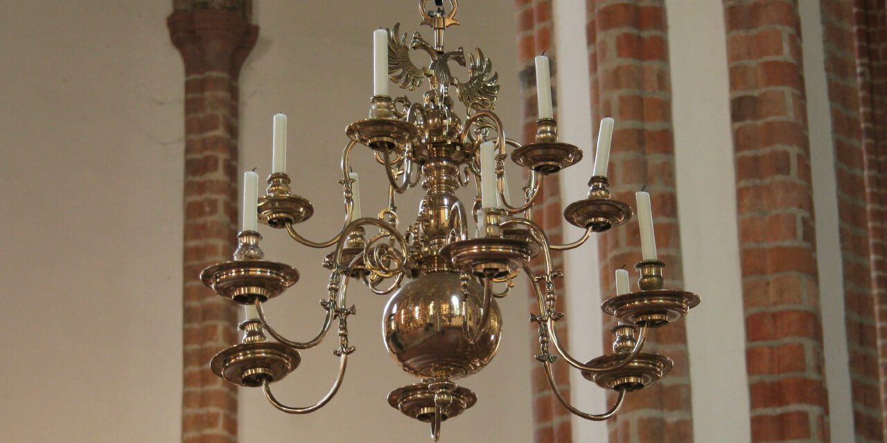 12_kirchengemeindespandau-komplett_restaurierter_barockleuchter_1651_norddeutsch_12_arme_in_2_etagen_h_ca._70_cm_d_ca._70_cm_bekrnung_doppeladler_messingguss_hochglanz_poliert