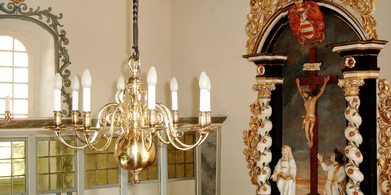 9_12_08_-flamischer_barockleuchter_8_arme_in_einem_kranz_d_=_ca._78_cm_h_=_ca._54_cm._messingguss_hochglanz_poliert