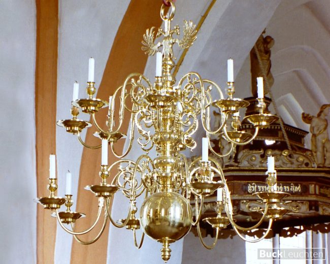9_24_16-_norddeutscher_barockleuchter_sehr_reicher_zierrat_zierspangen_zwischen_den_armen__d=_ca._125___cm_h=_ca.112_cm_messingguss_hochglanz_poliert