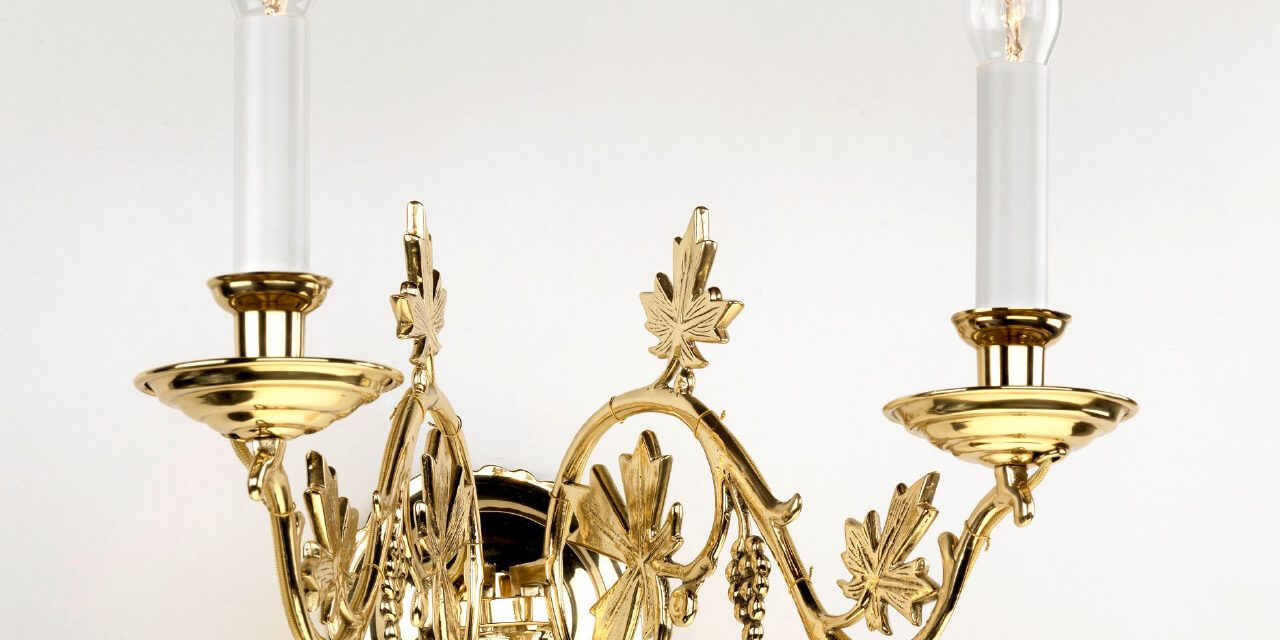 9_50_02_-historismus_wandleuchte__2_arme_reiche_armverzierungen_2_x_e14_h_ca._23_cm_b_ca._33_cm_a_ca._37cm_messingguss_hochglanz_poliert