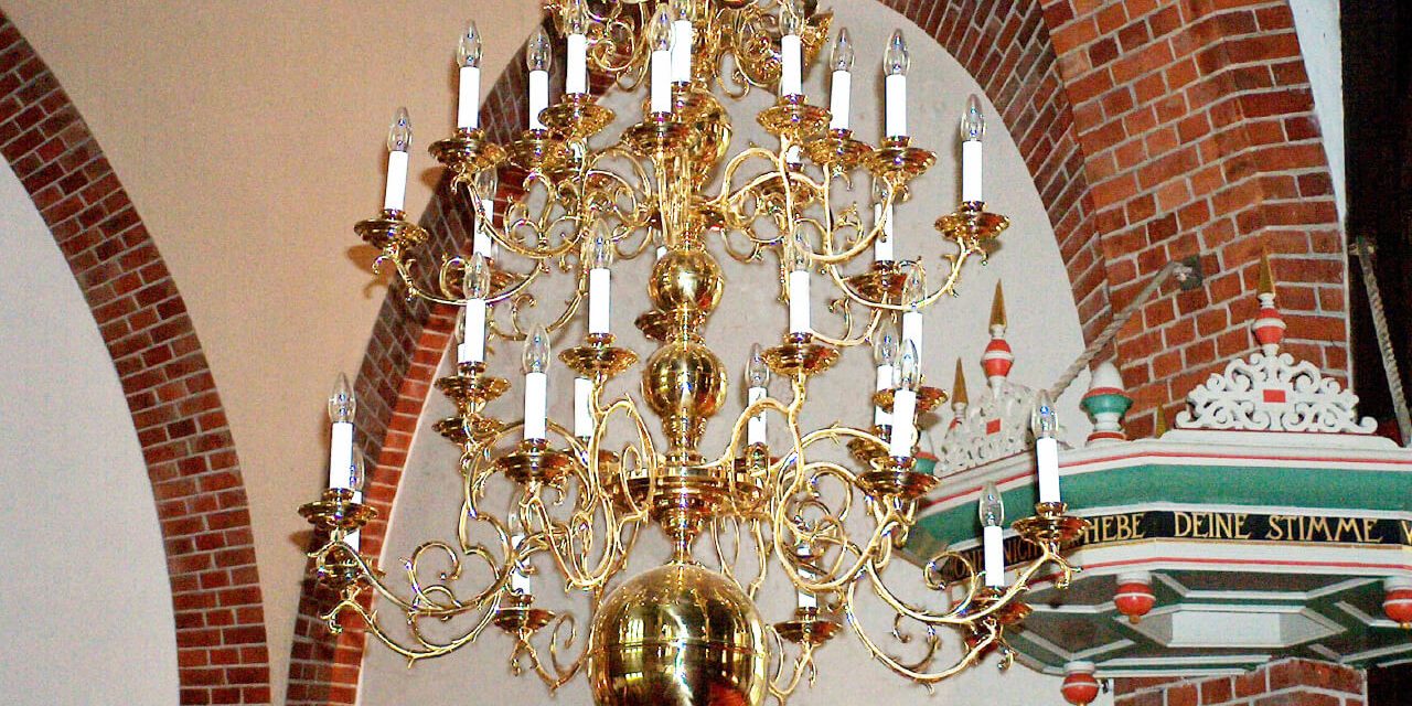 9_62_32_berliner_leuchter_historismus_d_ca._115cm_h_ca._155cm_20_x_e14__arme_wie_bei_den_vorbildern_messingguss_mittelsaule_messing_gedruckt